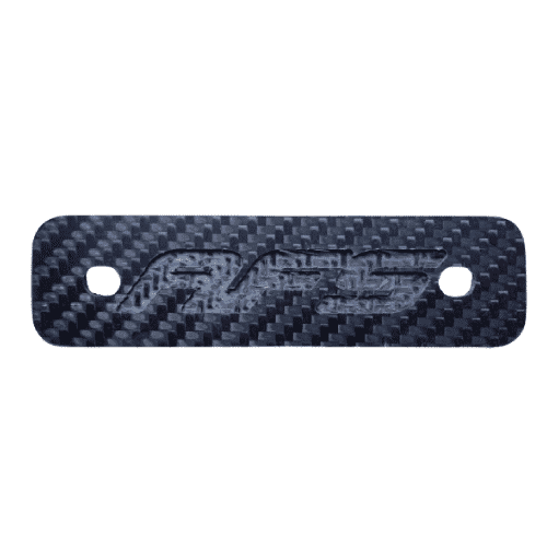 Una placa de fibra de carbono negra con las letras «rf» grabadas