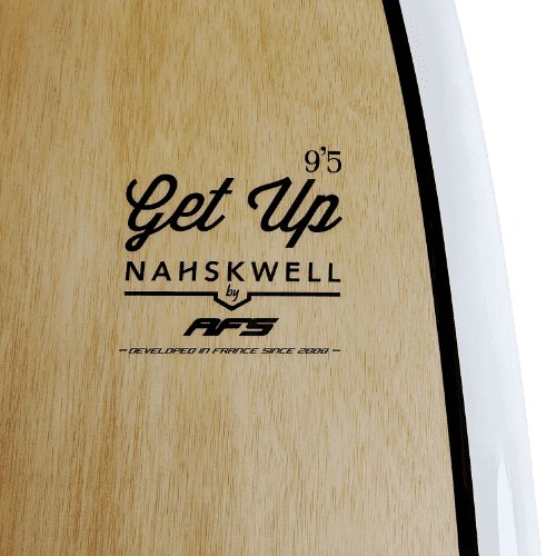 Tabla de surf con las palabras "get up nakwell" escritas en ella