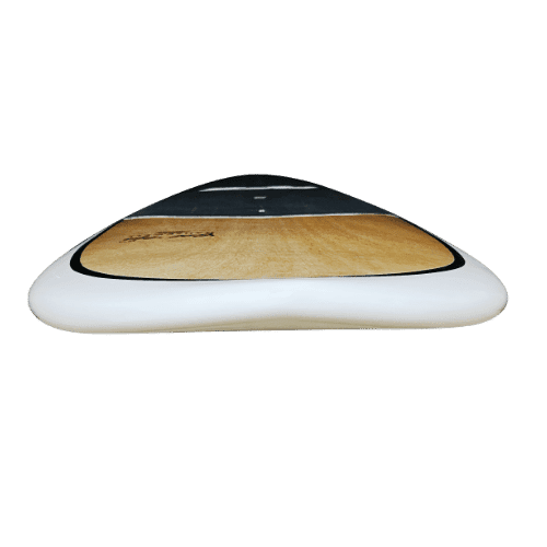 Una tabla de paddle sobre fondo negro, perfecta para los amantes de los deportes acuáticos