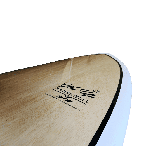 Primer plano de una tabla de surf con el logotipo visible