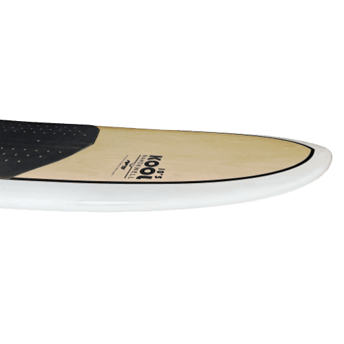 Una tabla de surf en primer plano con un diseño en blanco y negro