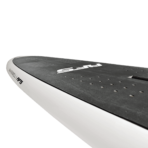 Tabla de surf blanca con logotipo en blanco y negro