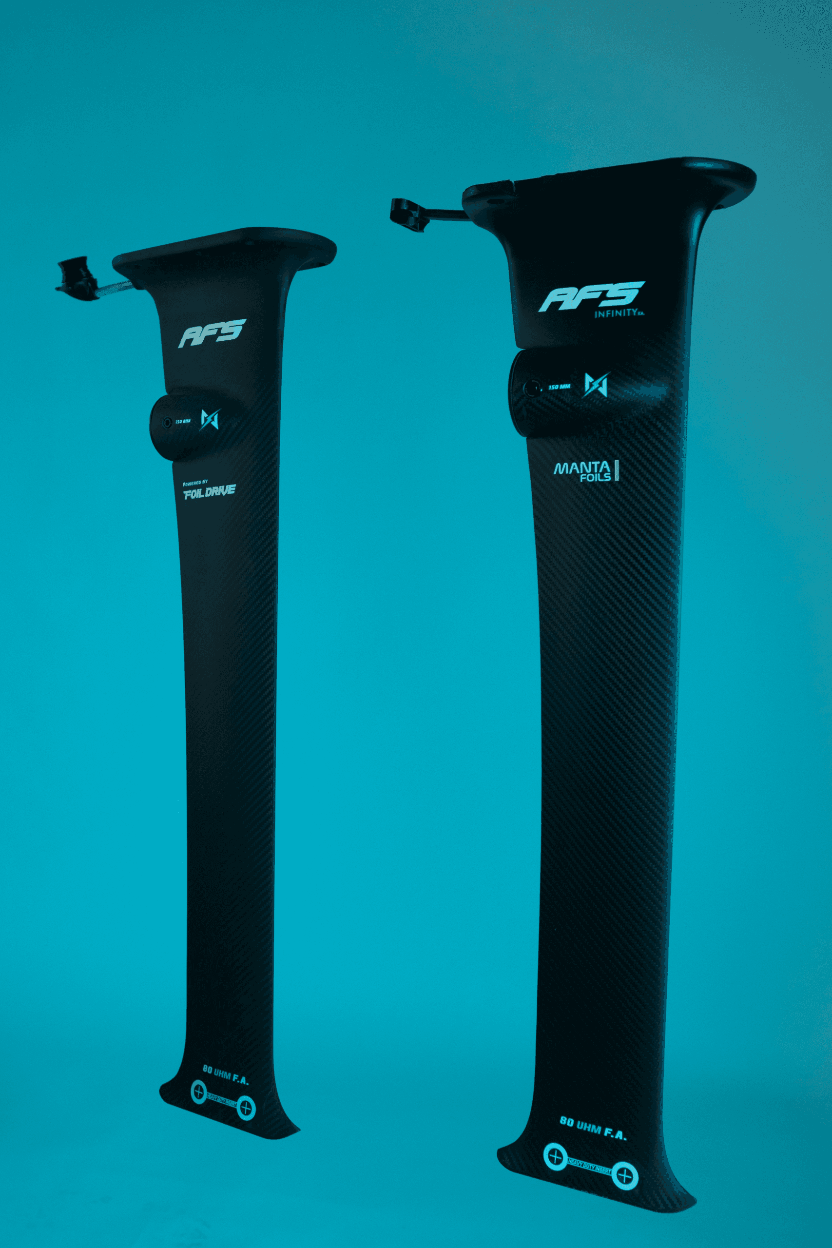 The two INFINITY 80 masts: Foil Drive and Manta Foils