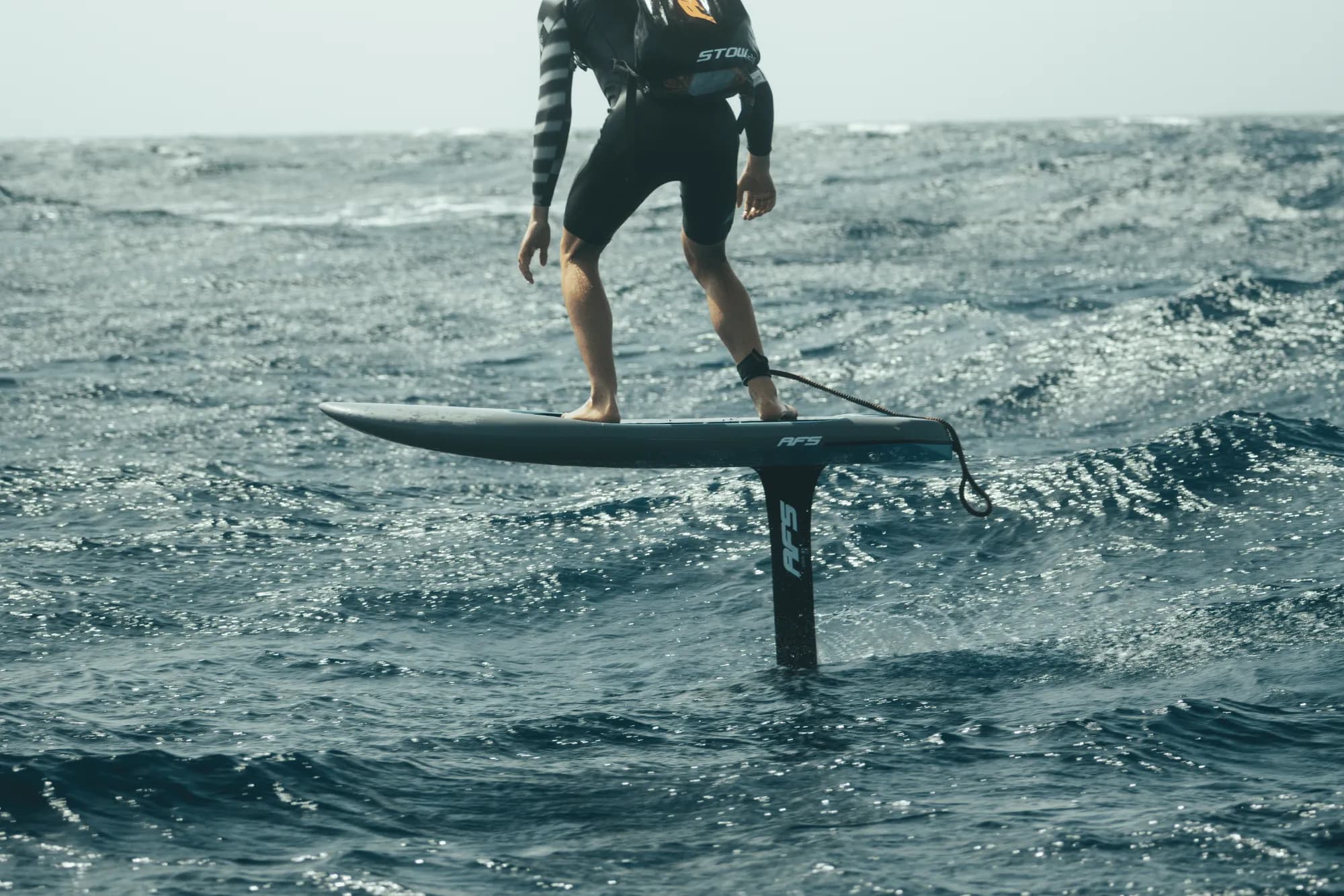 Rider en foil sobre la Blackbird Mid Length