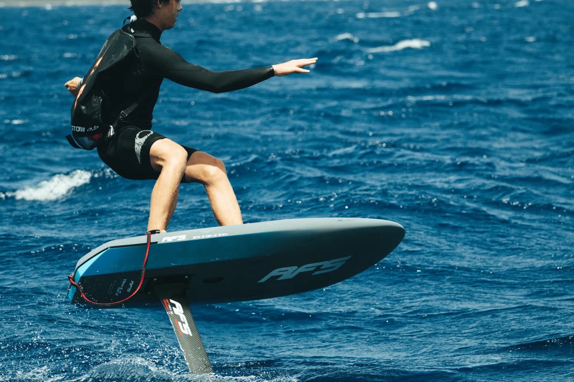 Rider en foil sobre la Blackbird Mid Length 5'4