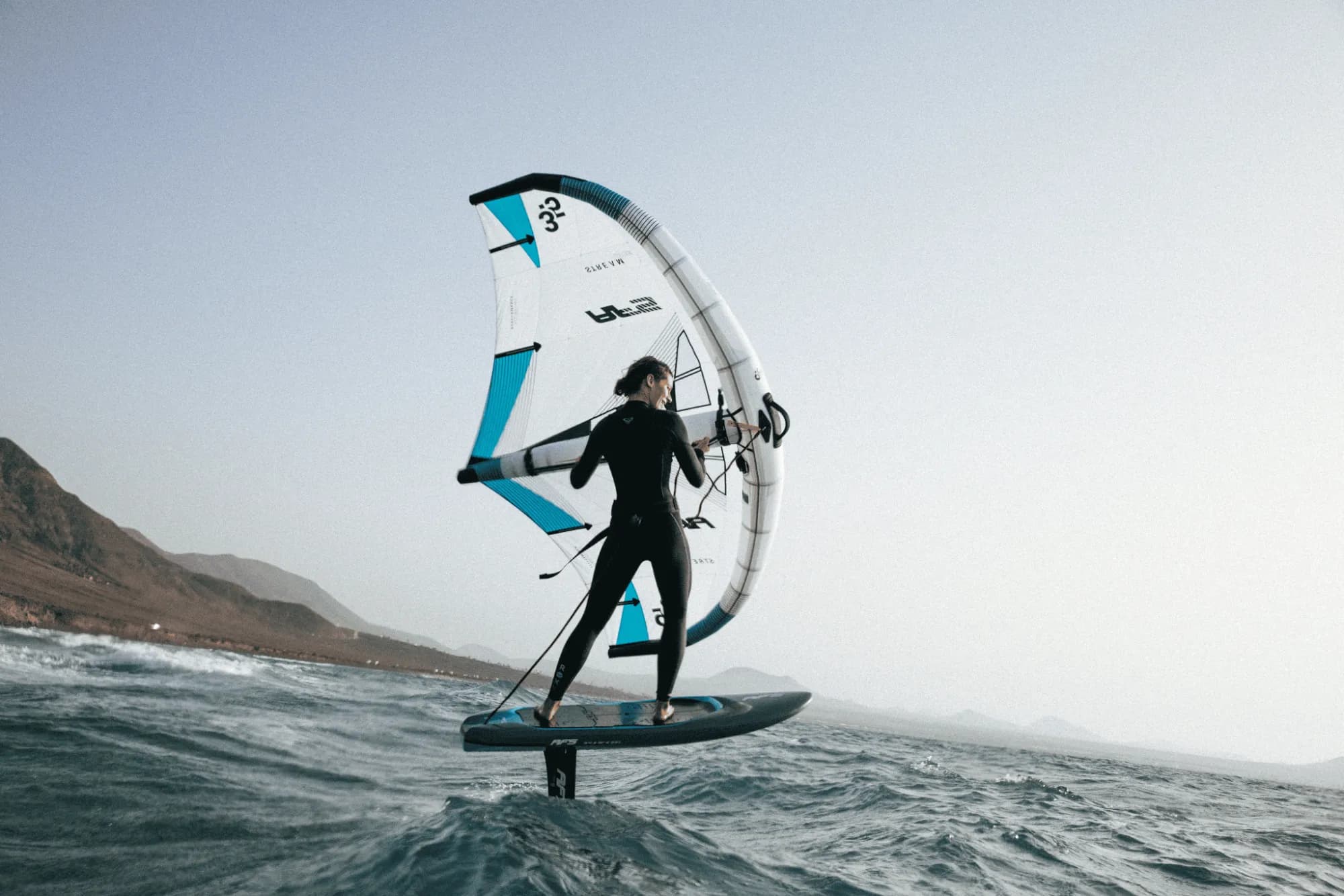 Wingfoiler sobre la Blackbird Mid Length