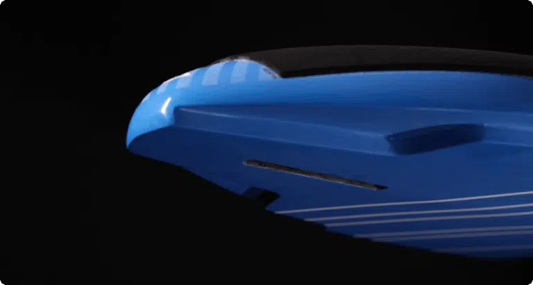 Une voiture bleue avec un toit et un capot noirs